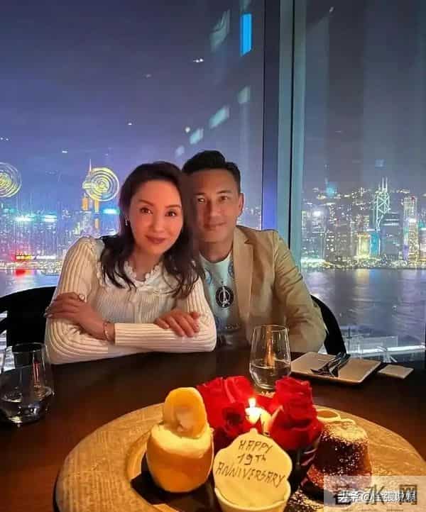 郭可盈在香港买37万国产电车,与丈夫现身提车,林文龙打扮好时尚