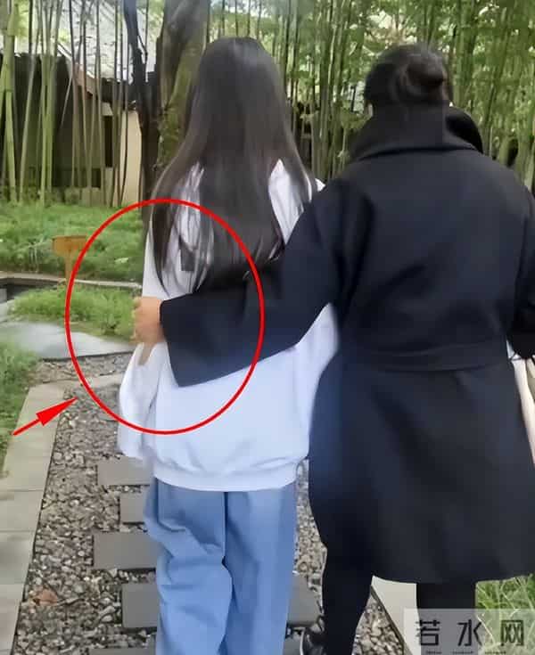 小S女儿曝心疼具俊晔后,张兰带全家去成都度假,一家人好幸福