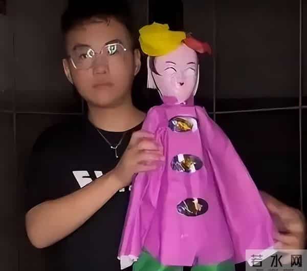 2年前,那个砸神像、睡坟场“八字命硬”的网红,如今怎么样了?