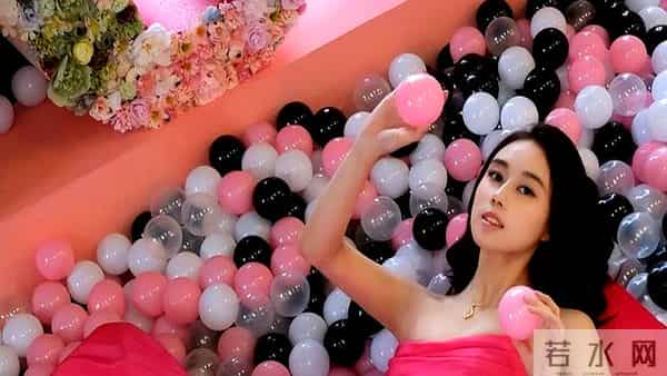 奚梦瑶带一双儿女参加小姑子生日派对,四太抱孙子满脸幸福笑容