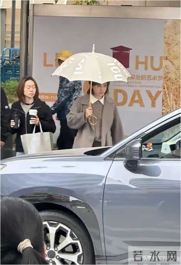 孙俪无锡拍戏被偶遇,身穿毛呢大衣新发型好洋气,本人又瘦又美!
