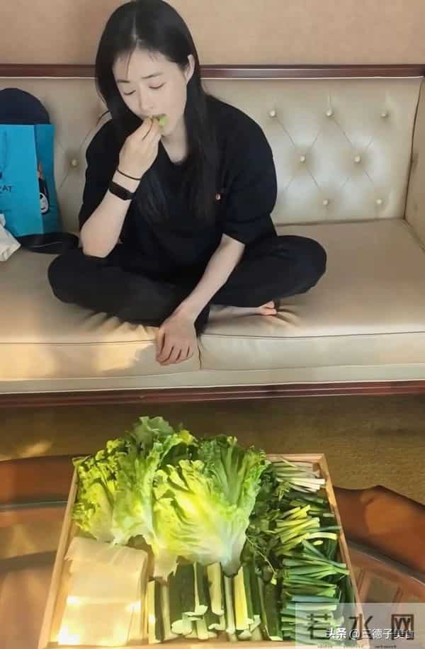 演员蒋欣吃素哭得双眼发红：不想在红毯上被人觉得丑觉得胖