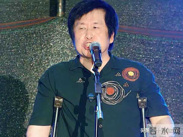 央媒三问直扎人心!“连滚带爬”的郑智化清空微博,这一次他走了