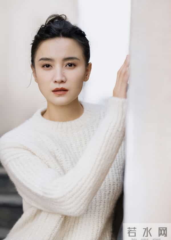 人民日报“点名”刚1个月，宋佳因一个举动，再令所有人刮目相看