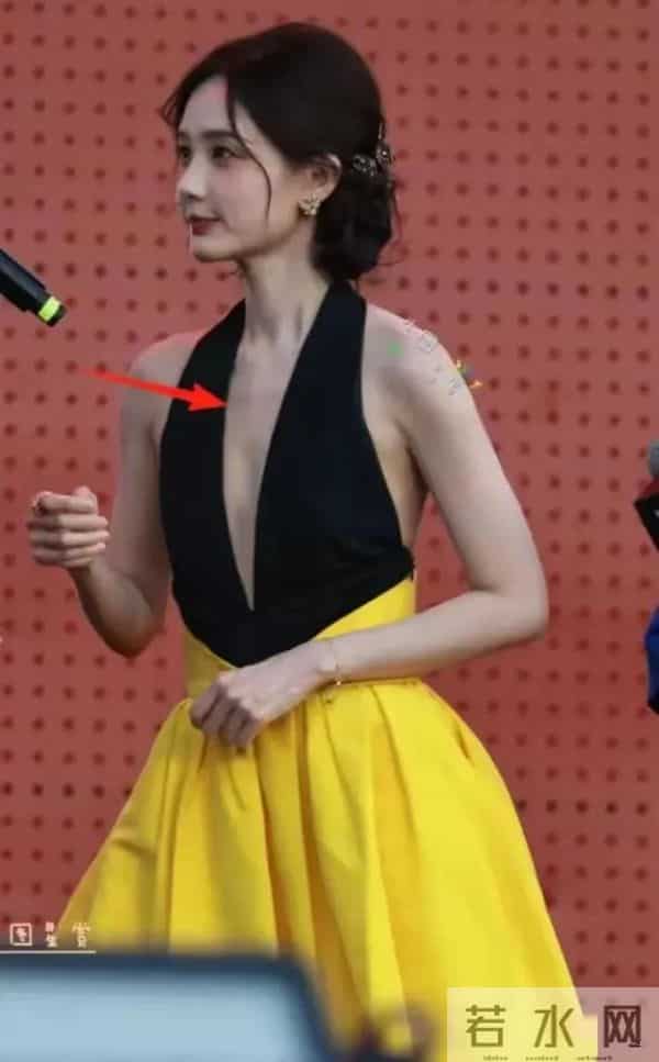 有一种“尴尬”叫李一桐玩性感，身材平平无奇，却偏要露点什么。