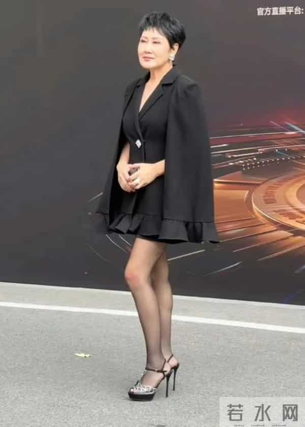 演都不演了,一把年纪还穿黑丝的张凯丽,大半辈子的口碑毁于一旦