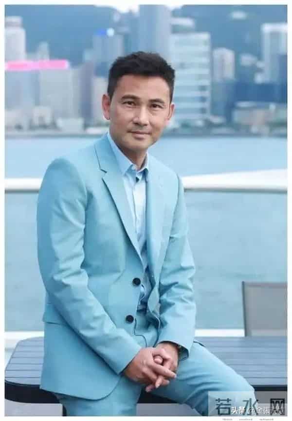 郭可盈在香港买37万国产电车,与丈夫现身提车,林文龙打扮好时尚