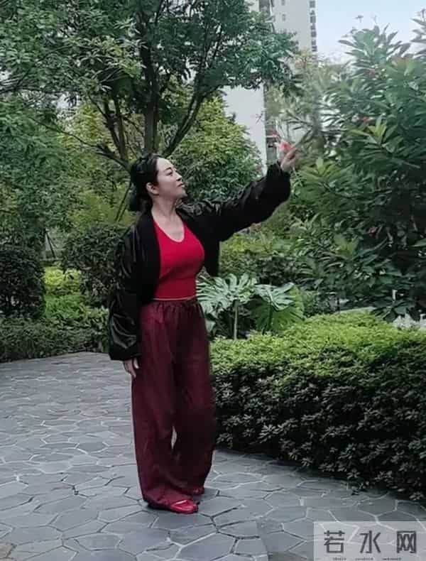 温美玲痊愈后赴杭州带货，与红蜻蜓合作，51岁穿玫粉色显得好年轻