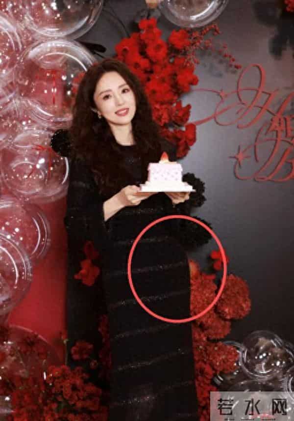 董璇46岁生日照，手捧蛋糕小腹隆起，张维伊站C位风头尽显