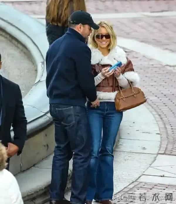 28岁悉尼妹真豪放，与44岁新男友公园激吻，欧美娱乐圈穿搭真独特