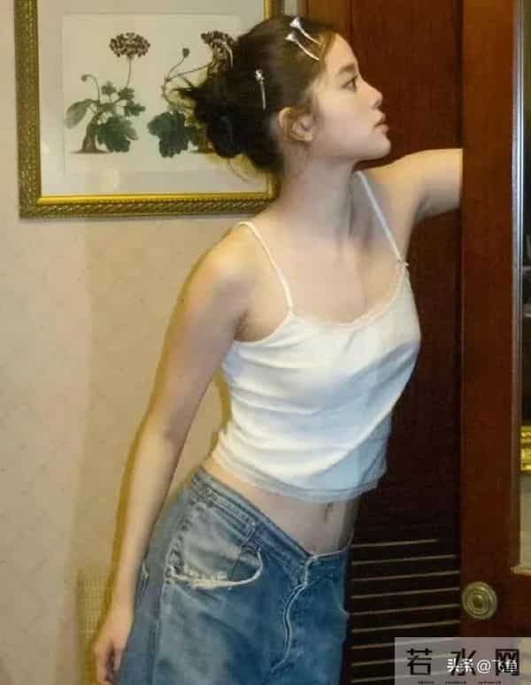 欧阳娜娜私下穿搭太绝！简约造型勾勒好身材，迷人氛围感拉满。