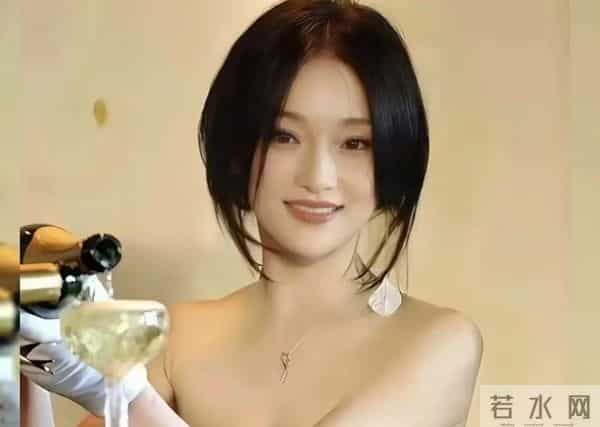 51岁的周迅是一位“实力派演员”,出演的角色都十分出彩