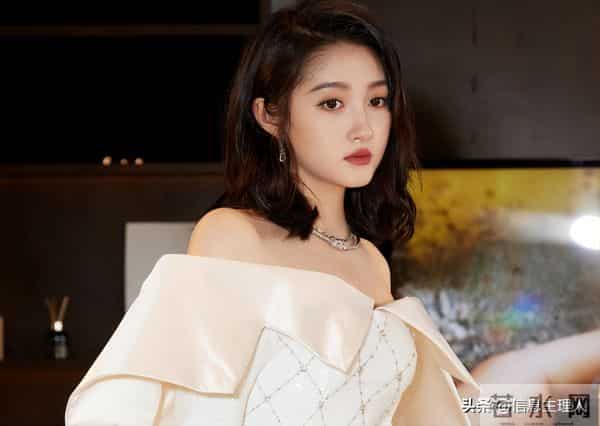 时隔分手传闻仅7月，关晓彤终于算是摆脱了“鹿晗女友”的身份