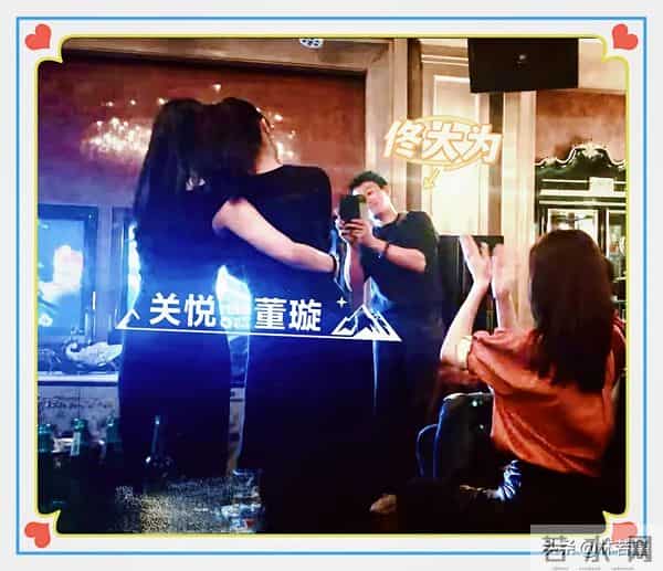 董璇生日会,张维伊贴心照顾小酒窝,与董璇手牵手送客,好甜蜜!