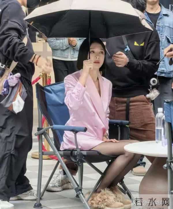 46岁秦岚浙江街头拍戏，穿黑丝袜超人眼，成熟美艳身材在线！