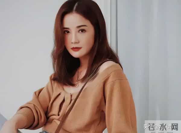 43岁阿Sa恋情曝光，竟然是比自己小10岁的健身教练，不少网友担心