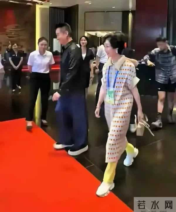 阎维文携妻回平遥，68岁妻子好瘦好显老 与丈夫同框就像两代人一样