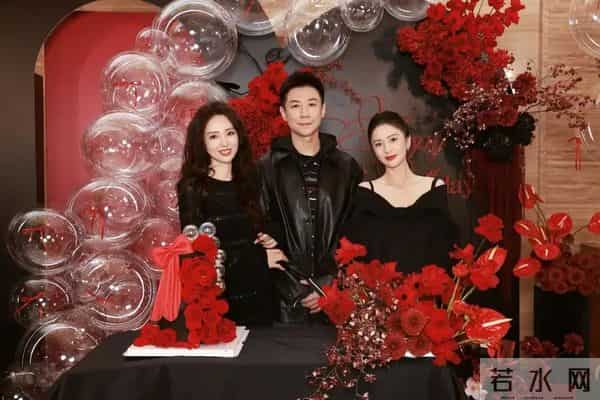 董璇46岁生日照难掩孕味，捧蛋糕肚子看着像四个月，小酒窝好漂亮