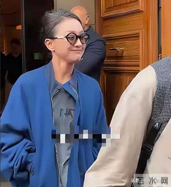 50岁周迅头发花白，瘪嘴模样一脸老态认不出，无儿无女成最大遗憾