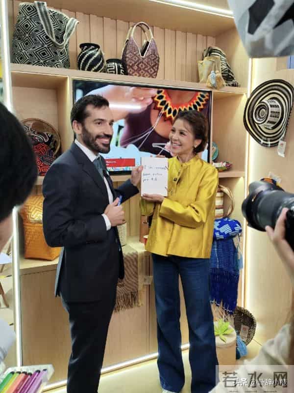 52岁朱迅现身上海进博会,穿黄色新中式上衣,尽显知性温婉与大气