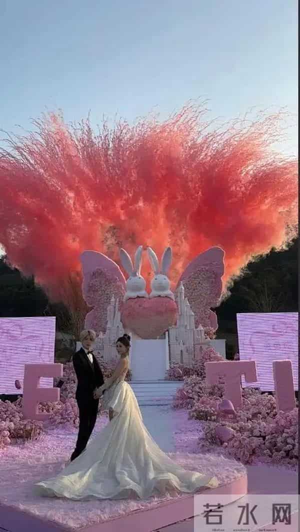 鹿哈官宣领证!8 年爱情长跑终成正果,娇妻身材火辣,夫妻相拉满