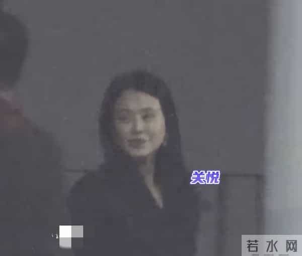 董璇46岁生日聚会,和张维伊送宾客后牵手回家,张维伊短发还挺帅