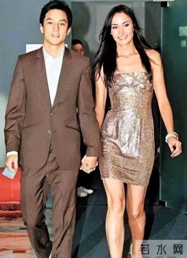 吴彦祖晒47岁老婆素颜合照，惊呆网友！男方曾称近10年没夫妻同房