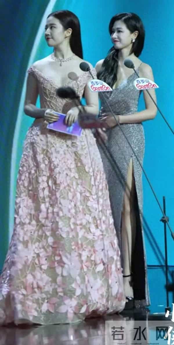 万茜的美貌真的有被严重低估 和天仙站一块都能毫不逊色 脸小又精致