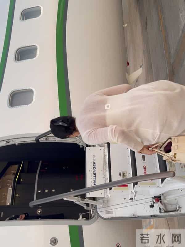 横看成岭侧成峰,乔治娜晒出差照秀出傲人身材