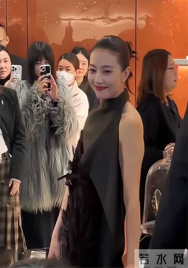 46岁高圆圆活动生图:脸上褶子多含胸驼背,她身边整容脸网红惊艳