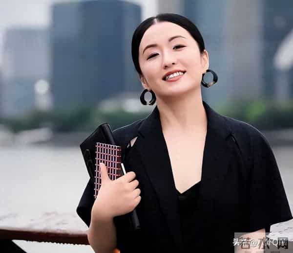 秦雯自身难保!袭警事件被曝光,新剧连夜撤档,官媒呼吁通报