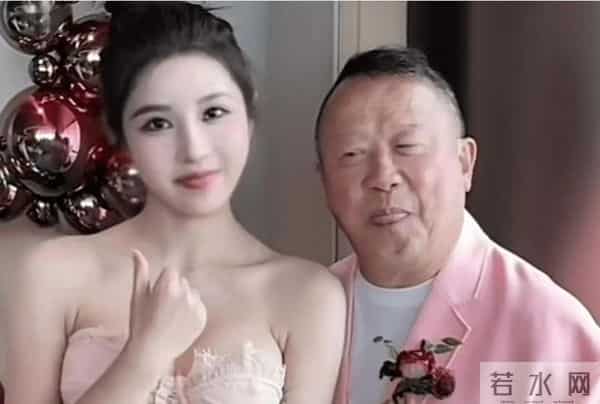 和乔妹合照后,陈百祥又曝曾志伟盯上了余咏珊,小心思演都不演了