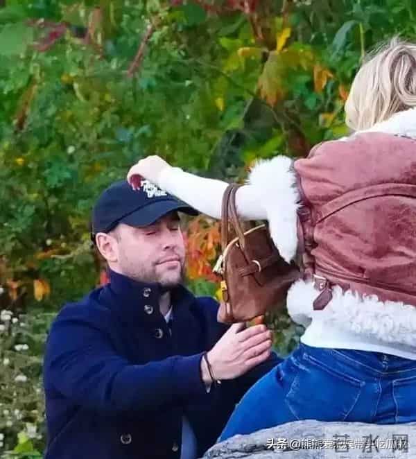 28岁悉尼妹真豪放，与44岁新男友公园激吻，欧美娱乐圈穿搭真独特