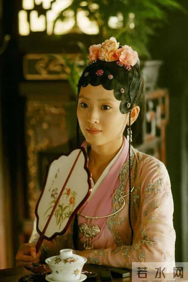 《暗河传》她俩相差1岁，却要演母女，男友也参演看起来老多了