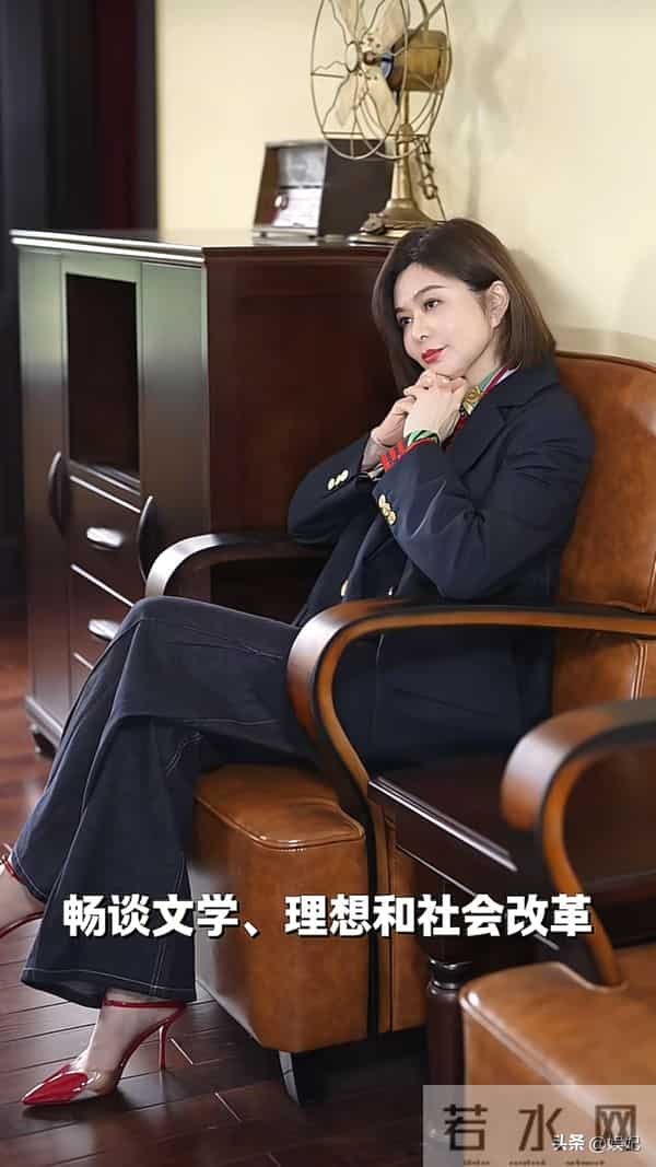63岁关之琳最新穿搭：齐肩发+西装外套+阔腿裤，时髦又减龄，像40