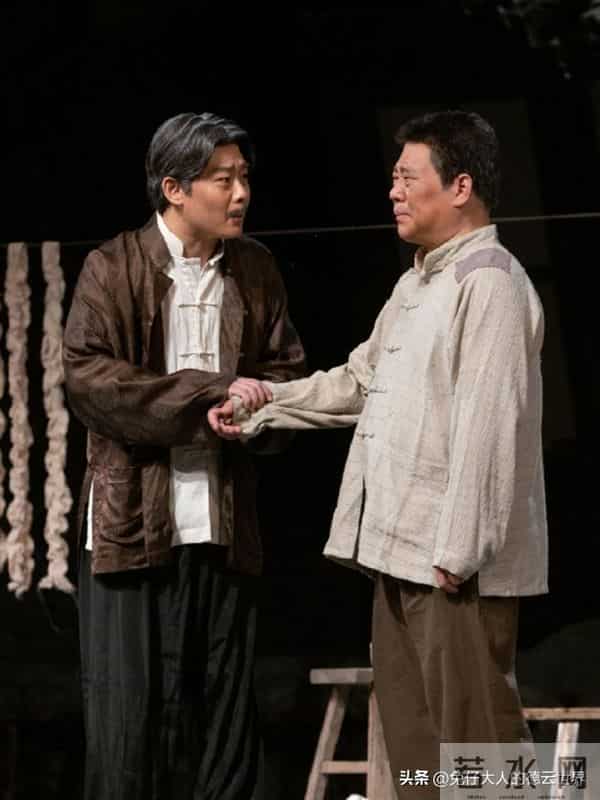 郭德纲受聘长影集团,成为签约导演,一天收三份聘书,收获满满