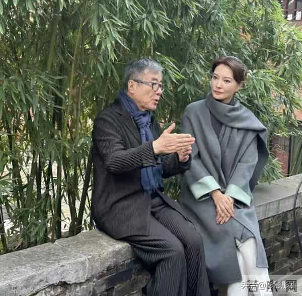 刘芳菲玉皇庙被偶遇!灰色大衣优雅出镜,巴掌脸嫩如少女美到发光