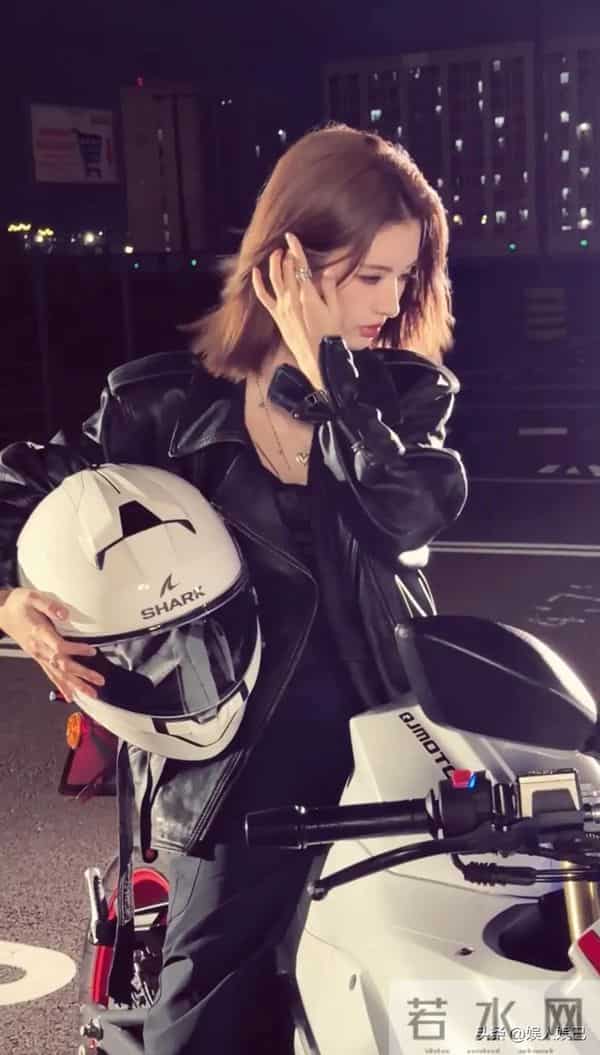 刘些宁身着紧身皮衣,尽显火辣身材,化身机车女神,魅力大爆发!