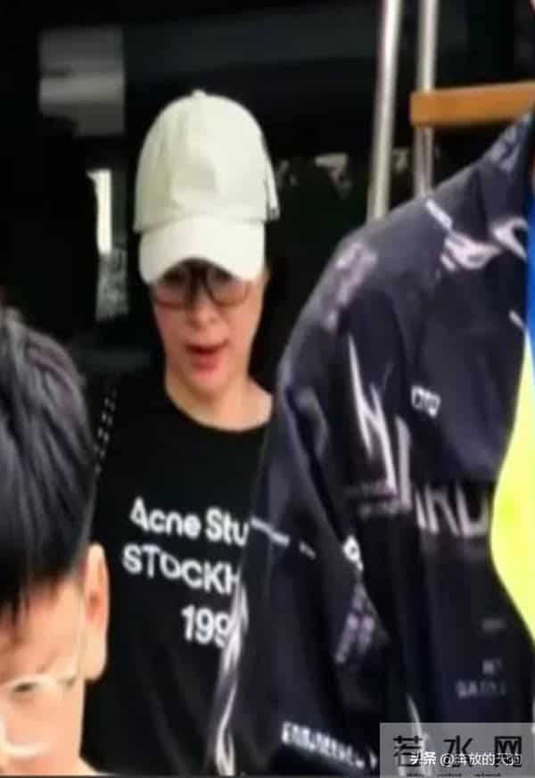 51岁董卿游苏州,打扮清爽和儿子一起,站姿还有主持人仪态