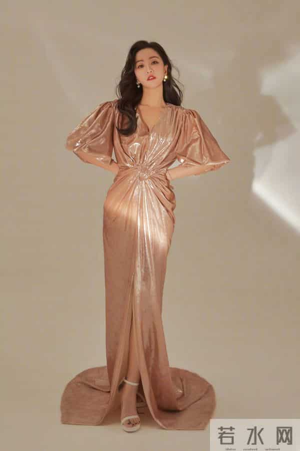 玫瑰金长裙是把“华丽松弛感”穿在了身上