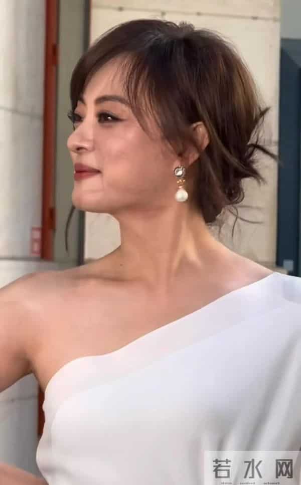 面相全变了!再看42岁蒋欣和43岁孙俪,才明白两人“差别”在哪里