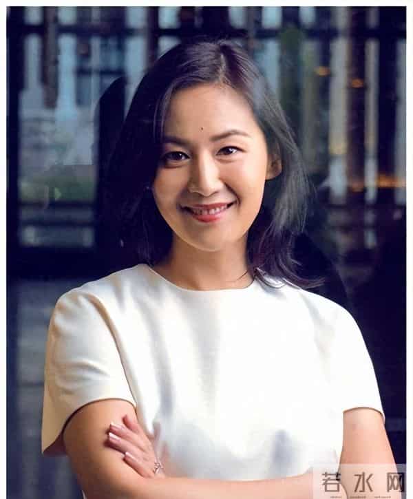 她是金牌美女主持，嫁上海首富生3个孩子，54岁看着像34岁好年轻