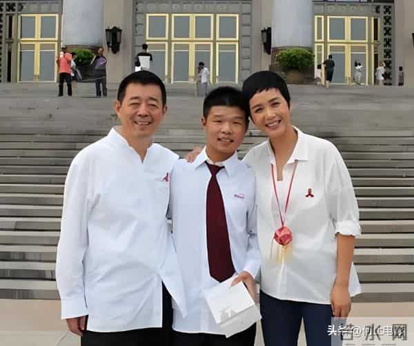 59岁蒋雯丽现状,定居英国,又瘦又老,粉丝惋惜:一代女神也老了