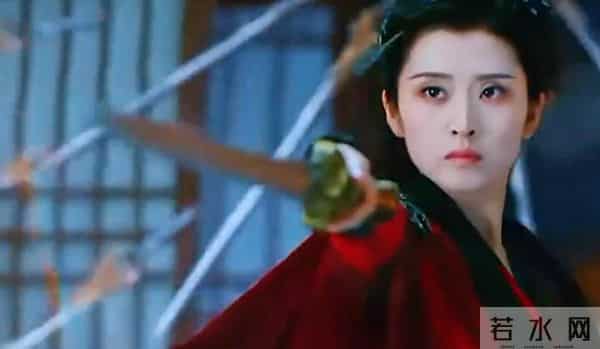 《暗河传》她俩相差1岁，却要演母女，男友也参演看起来老多了