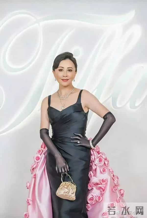 刘嘉玲上海被偶遇，59岁面容饱满身材佳，状态宛如三四十岁