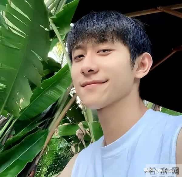 被"发腮"的张一山惊艳,33岁终于长开,网友:杨紫得避嫌了