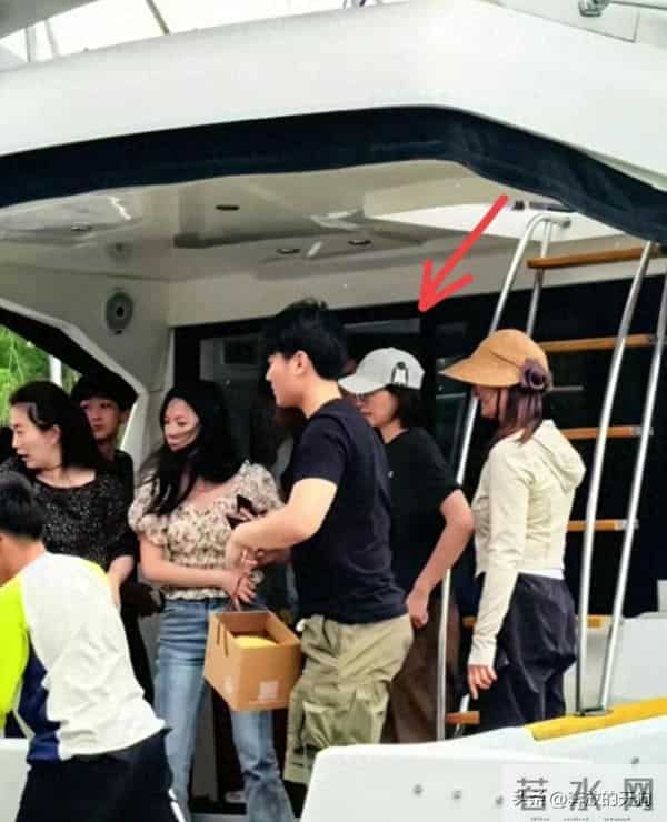 51岁董卿游苏州，打扮清爽和儿子一起，站姿还有主持人仪态