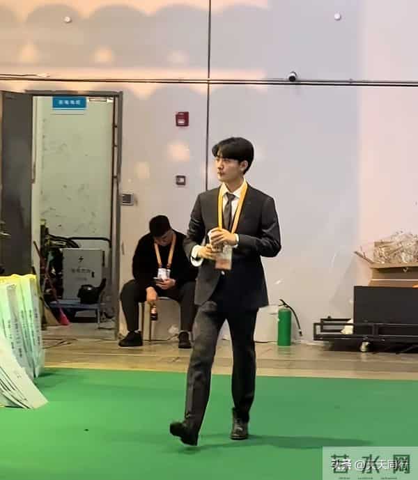 董董今早上海进博会开场霸气十足，流利的播音腔不亚于央视主持人