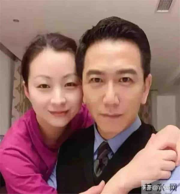 香港演员温兆伦的现状:61岁定居北京,依然帅气,10岁女儿很漂亮