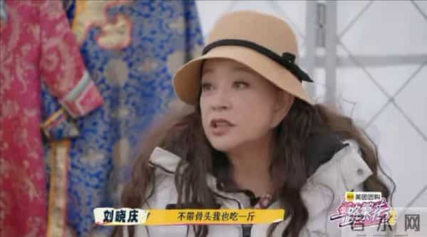 刘晓庆一天吃一斤肉，同龄人夸她年轻，摘下假发真容曝光